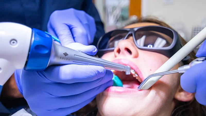 اصلاح تغییر رنگ لمینت دندان با لیزر دندانپزشکی | لیزر دندانپزشکی اصفهان